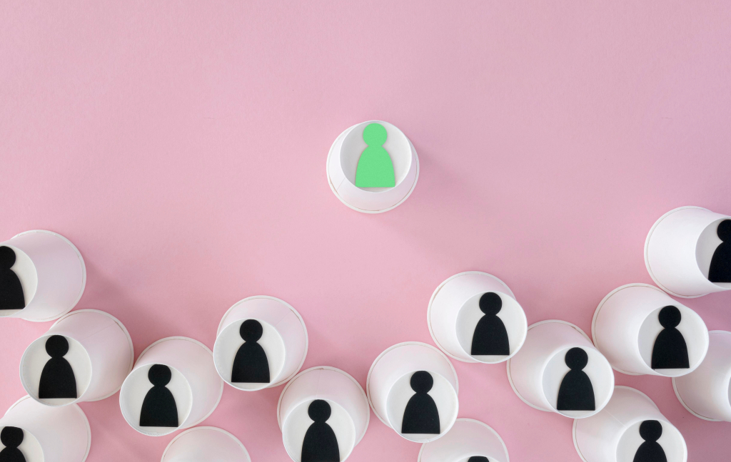 icono verde de persona destacando de los demas